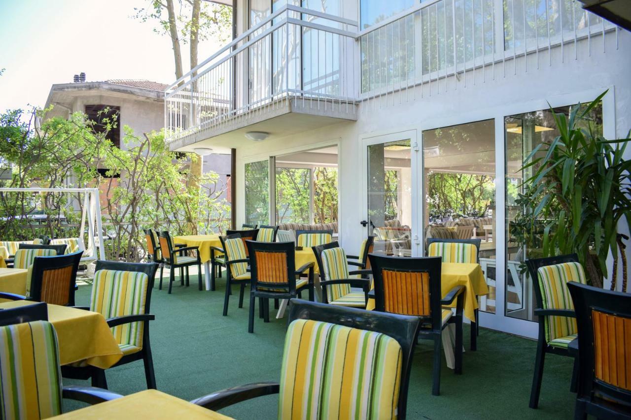 Hotel Ville De Paris Riccione Exterior foto